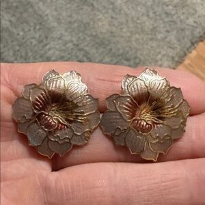 VINTAGE FLORAL GREYISH BROWN AND BURGUNDY GOLD-TONE BACKS POST 1.2" EARRINGS